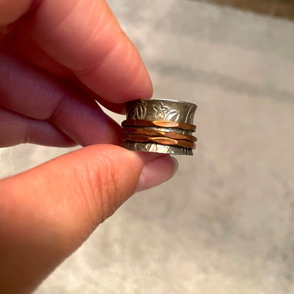 Size 7 spinner ring - Picture 1 of 2